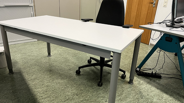 Tisch LxBxH: 1,60m x 0,80m x 0,74m