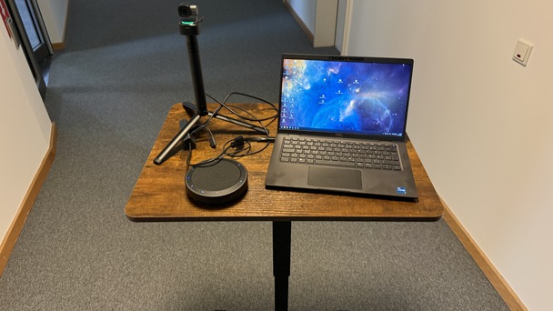 Mobiles Hybrid Set-Up (Stehtisch, 360°-Kamera, Lautsprecher/Mikro)