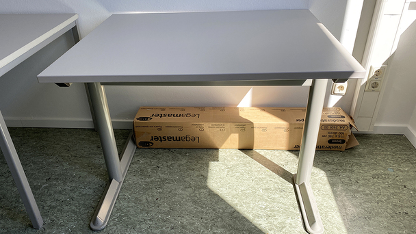 man. verstellbarer Tisch 100x80