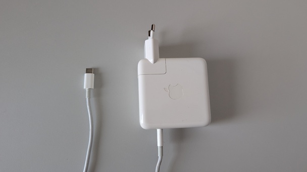 USB-C Ladegerät ca. 60w (für Laptops)